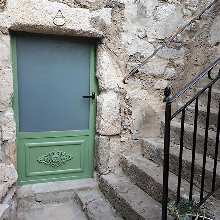 La Garde Adhemar, L'Escalier Medieval Exteriör bild