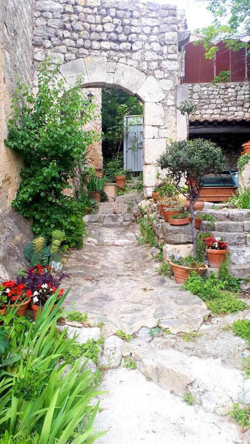 La Garde Adhemar, L'Escalier Medieval Exteriör bild
