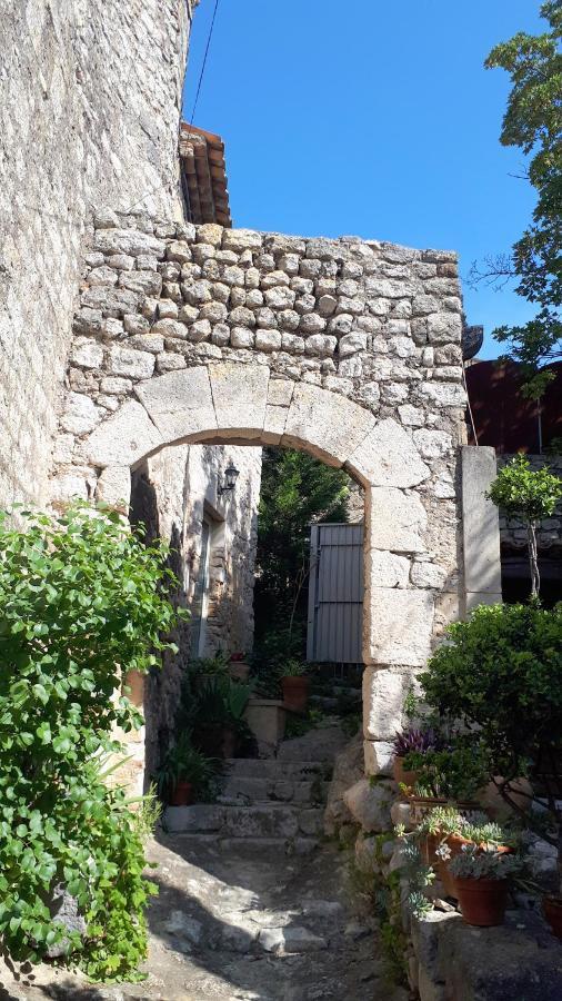La Garde Adhemar, L'Escalier Medieval Exteriör bild