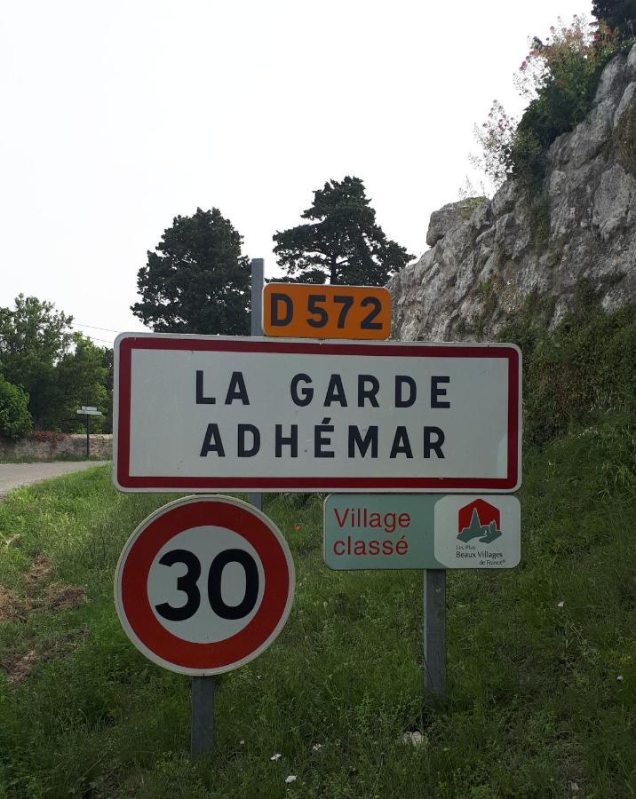 La Garde Adhemar, L'Escalier Medieval Exteriör bild
