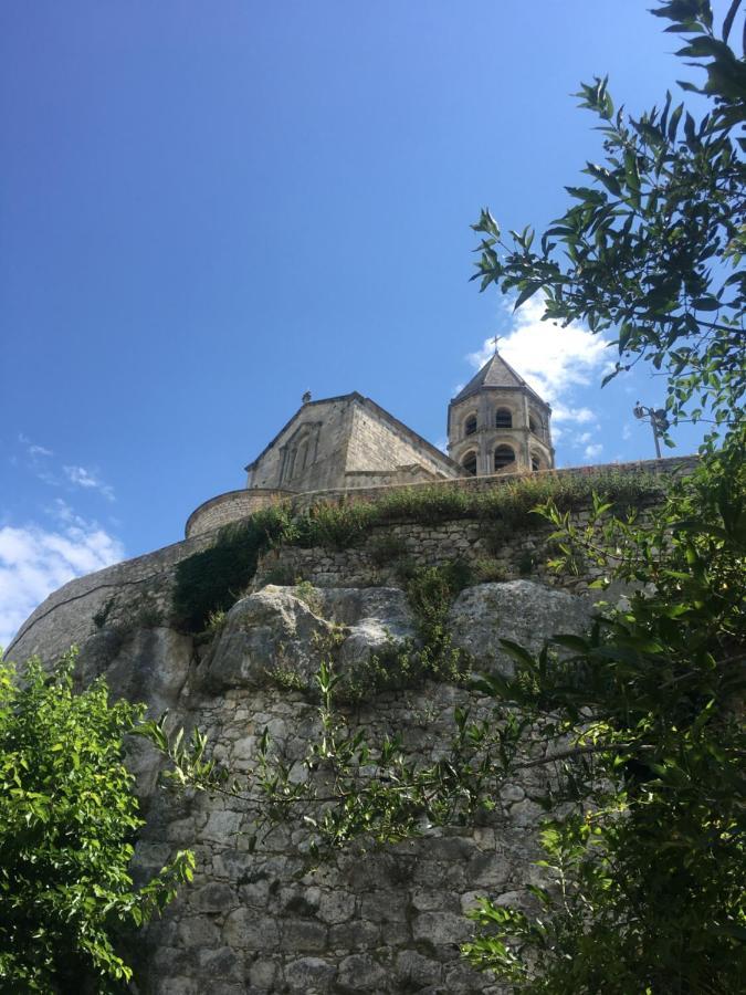 La Garde Adhemar, L'Escalier Medieval Exteriör bild