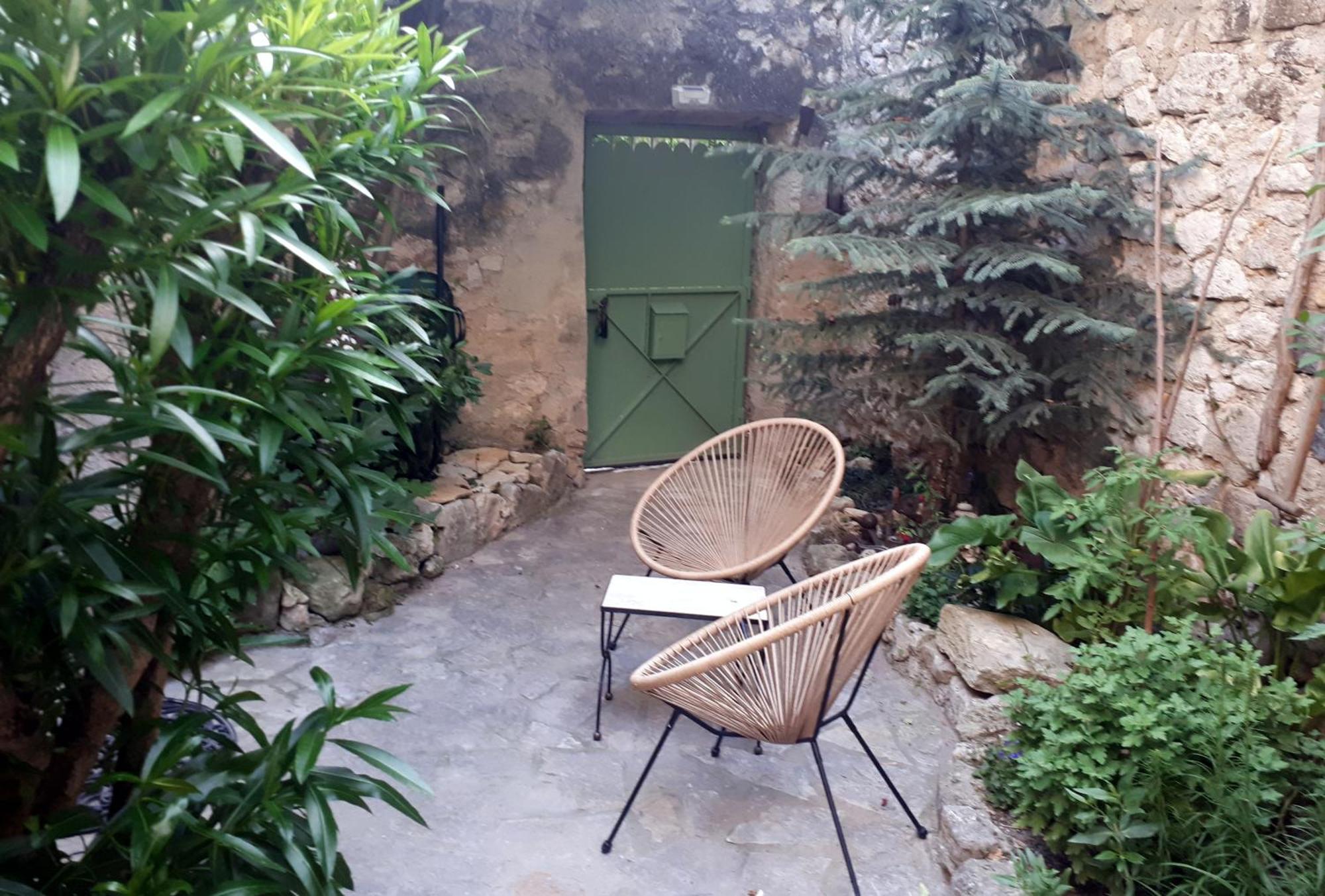 La Garde Adhemar, L'Escalier Medieval Exteriör bild