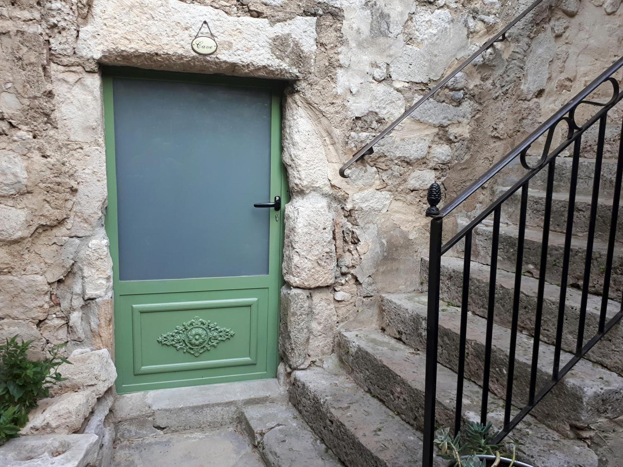 La Garde Adhemar, L'Escalier Medieval Exteriör bild